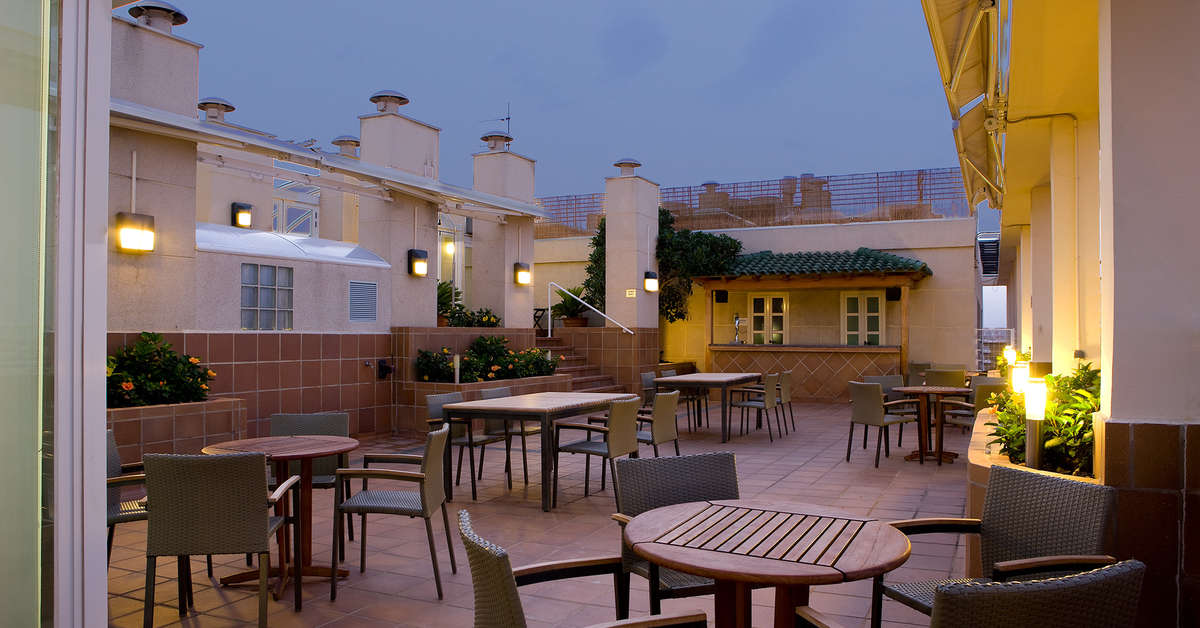 Een foto van het terras bij NH Valencia Center