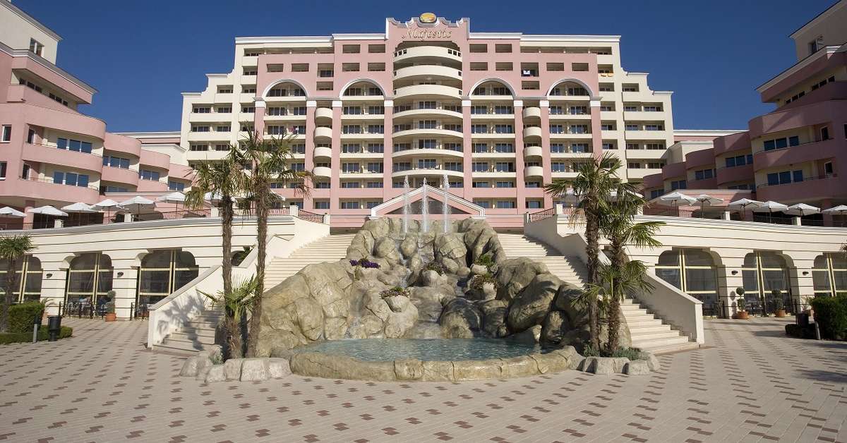 Een foto van de buitenkant van DIT Majestic Beach Resort