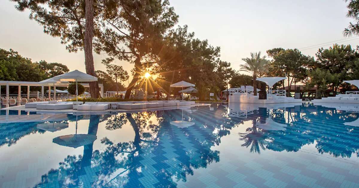 Een foto van het zwembad bij Rixos Sungate