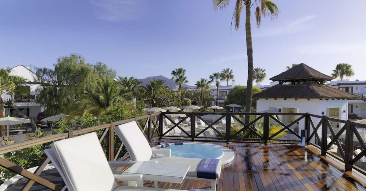 Een foto van het terras bij H10 White Suites