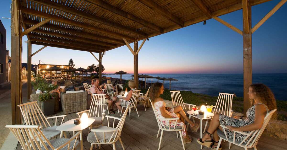 Een foto van het terras bij Hotel Cactus Bay