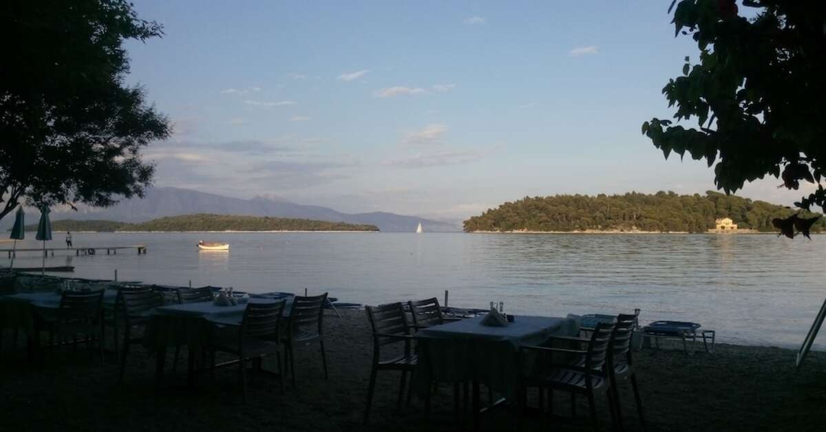 Een foto van het terras bij Hotel Avra Beach