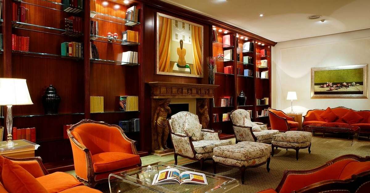 Een foto van het interieur van De La Ville