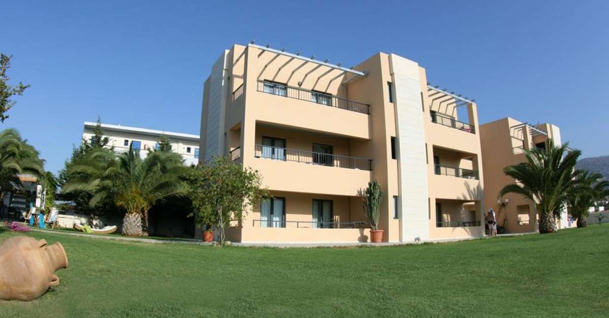 Ein Foto von der Außenansicht des Golden Bay Hotel