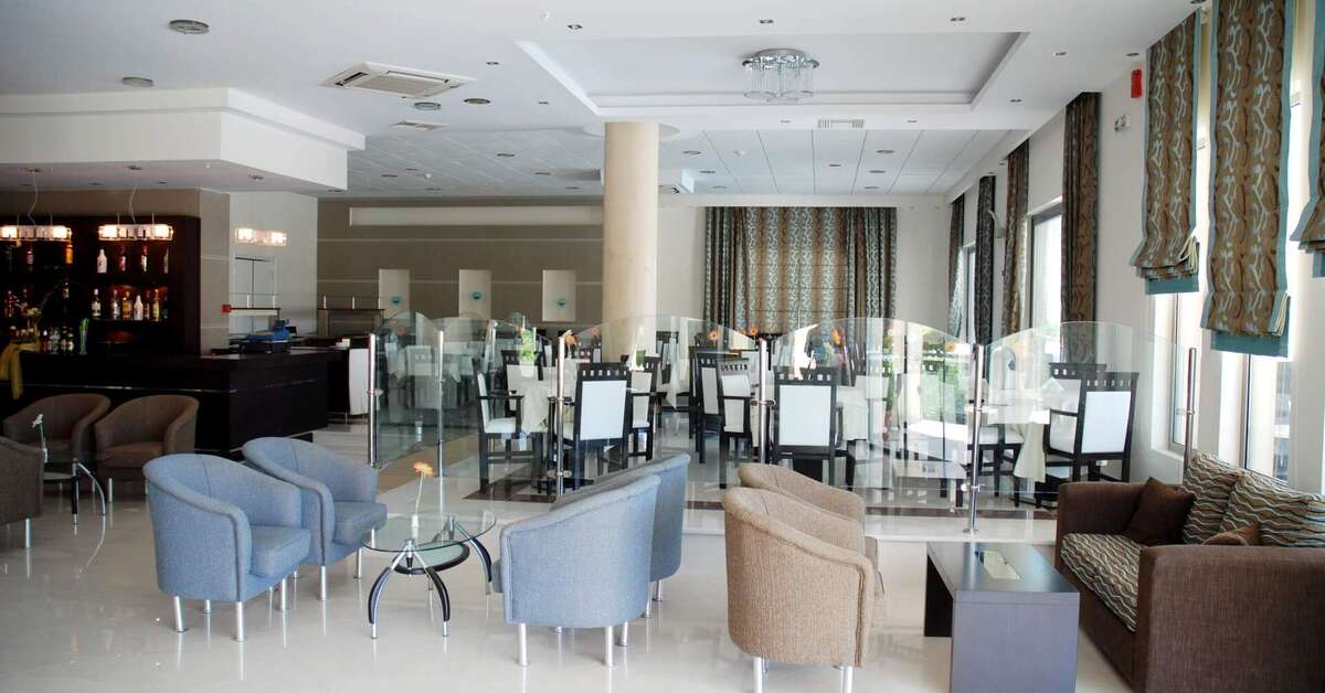 Een foto van het interieur van Letsos Hotel
