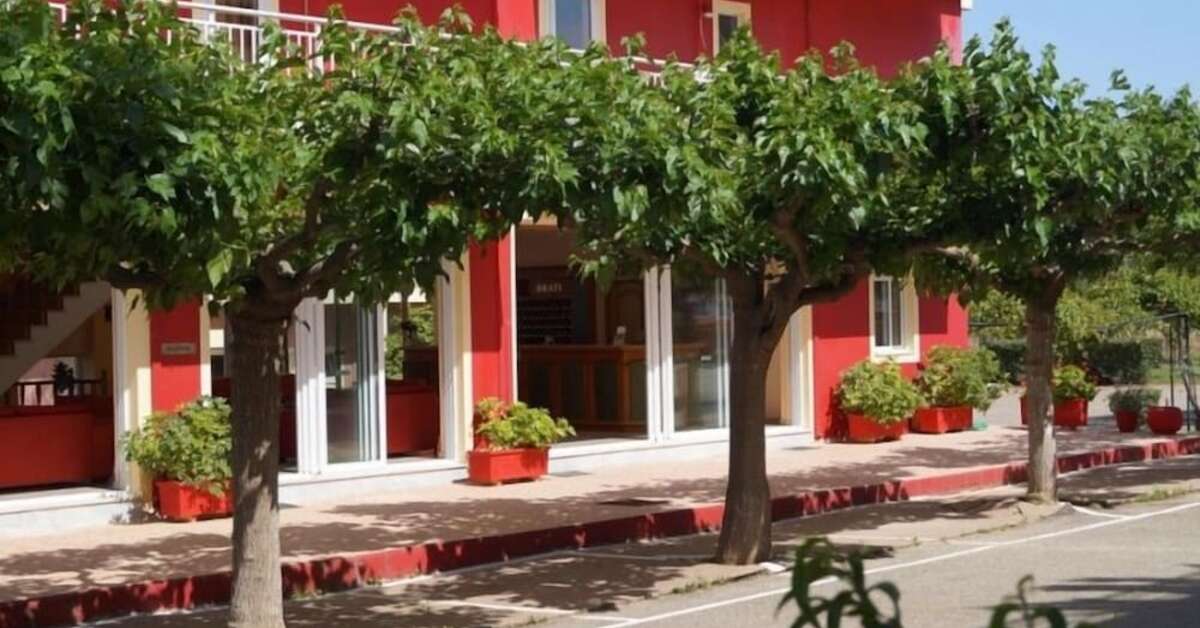 Een foto van de buitenkant van Brati Arcoudi Hotel