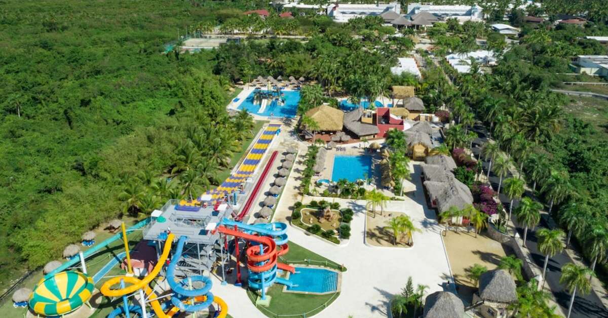 Een foto van het zwembad bij Grand Sirenis Punta Cana Resort