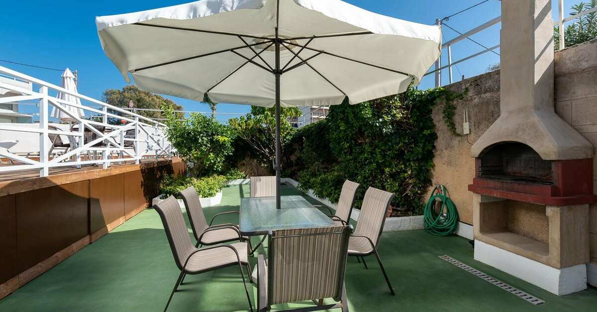 Een foto van het terras bij Marine Congo Hotel