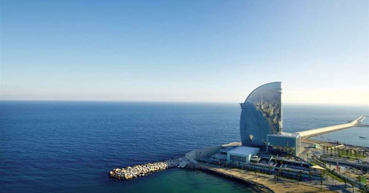 Een foto van de buitenkant van W Barcelona