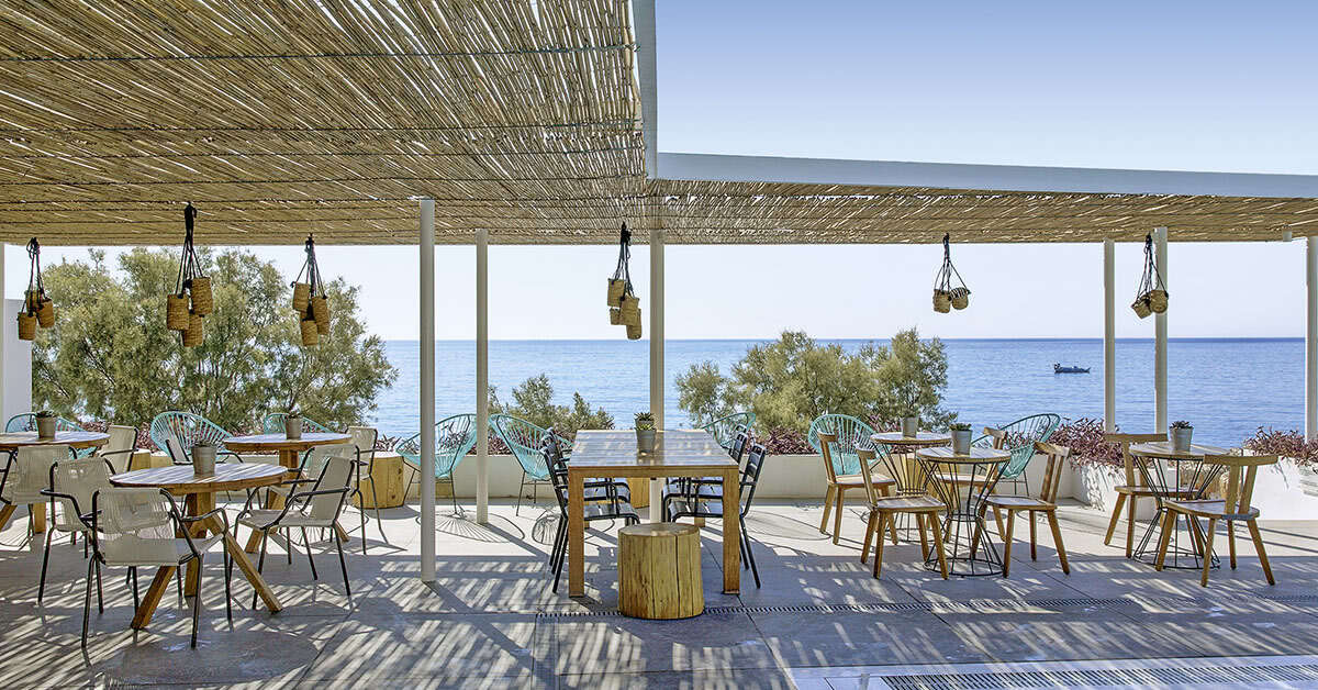 Een foto van het terras bij Kamari Beach Hotel