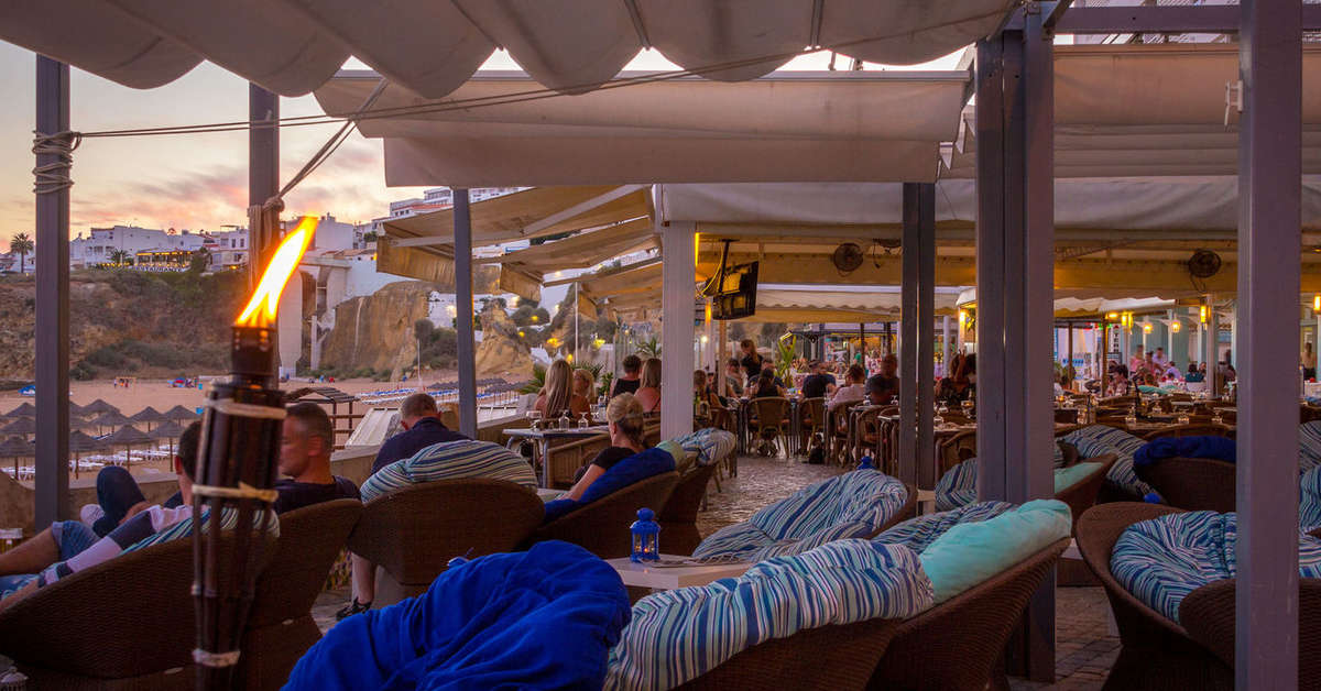Een foto van het terras bij Hotel Sol e Mar
