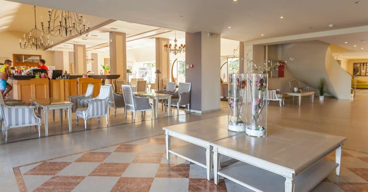 Een foto van het interieur van Olympian Bay Grand Resort