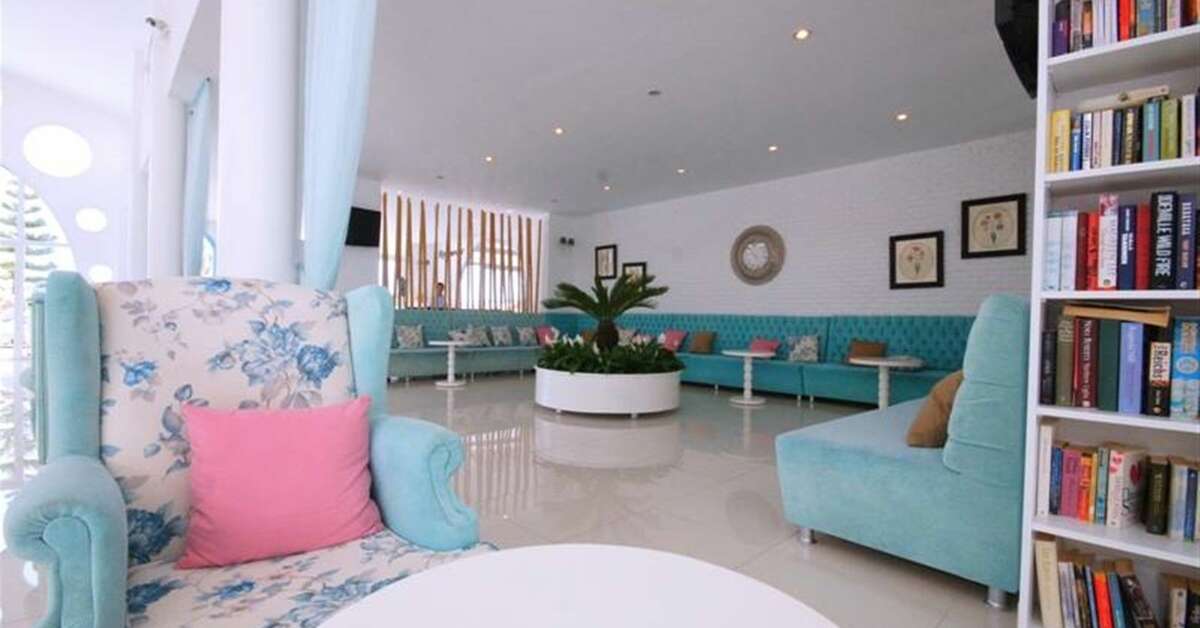Een foto van het interieur van Karbel Hotel