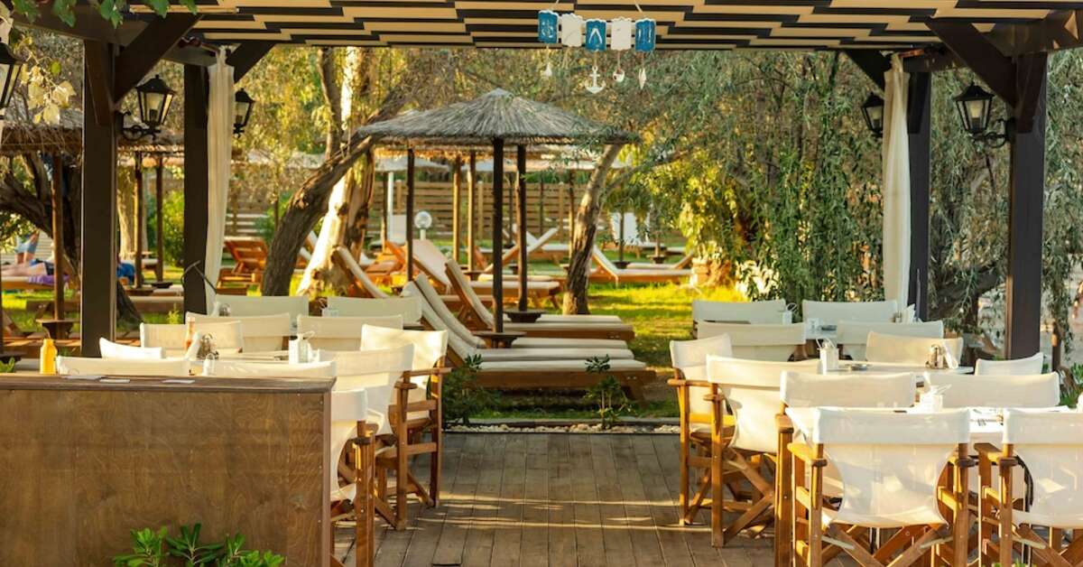 Een foto van het terras bij Aparthotel Robolla Beach