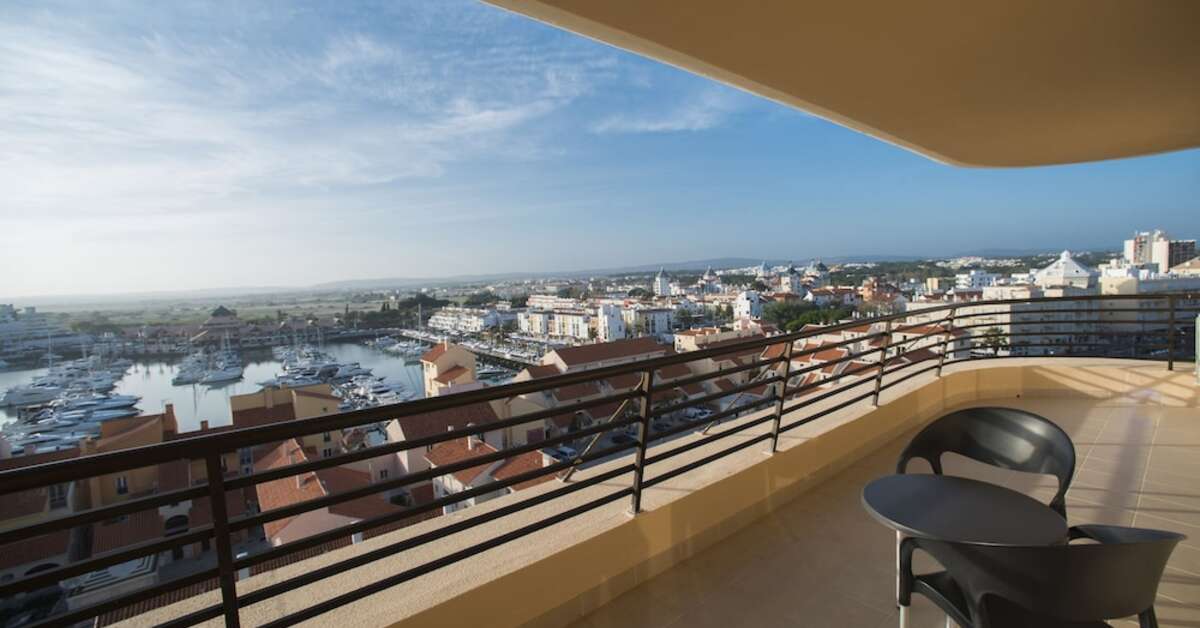 Ein Foto von der Terrasse im Vila Gale Marina