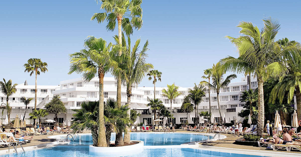 Een foto van het zwembad bij Riu Paraiso Lanzarote Resort