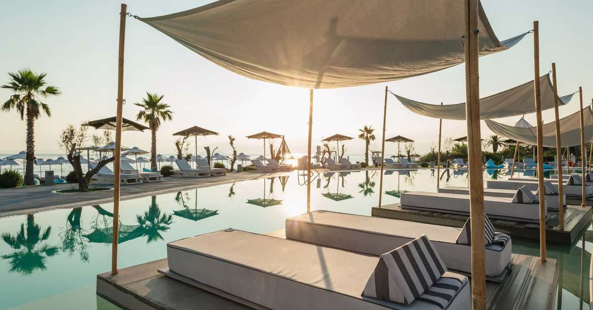 Ein Foto vom Pool im Blue Carpet Luxury Suites