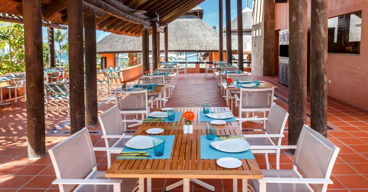 Een foto van het terras bij Royal Hideaway Sancti Petri