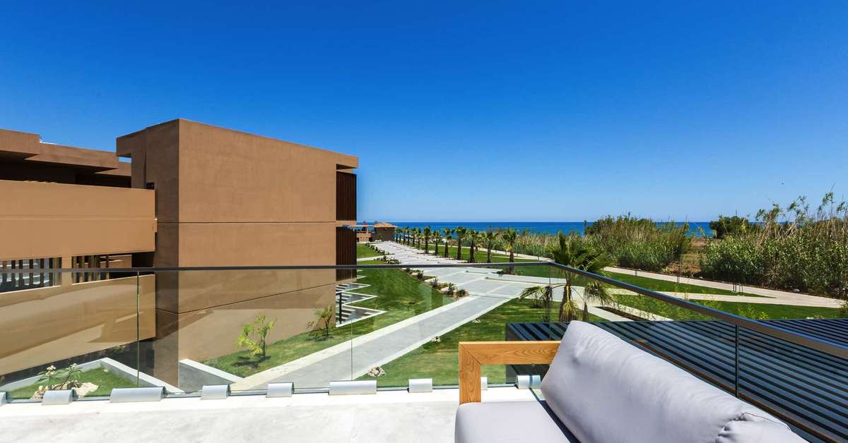 Een foto van het terras bij Kimpton La Mer Resort & Spa
