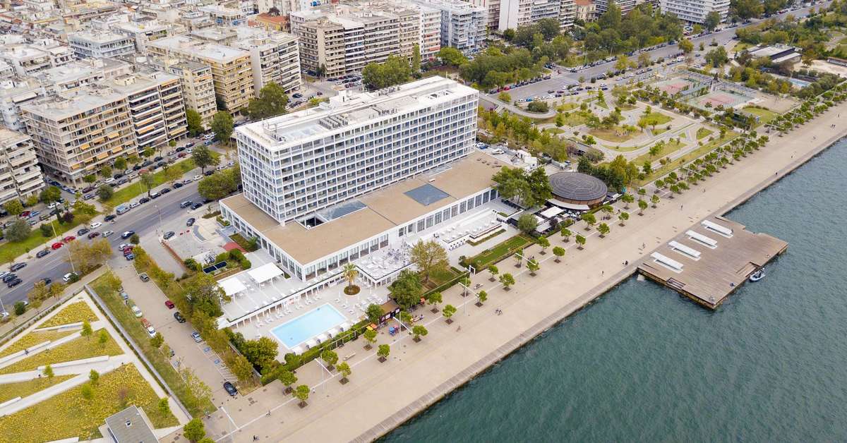 Een foto van de buitenkant van Makedonia Palace