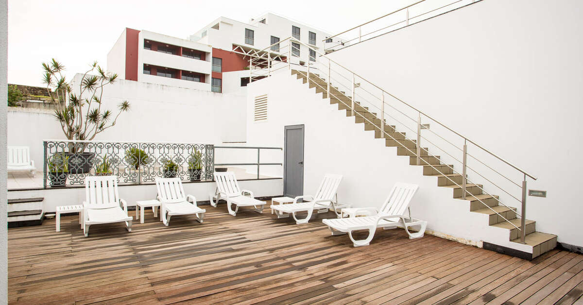 Een foto van het terras bij Aparthotel Antillia