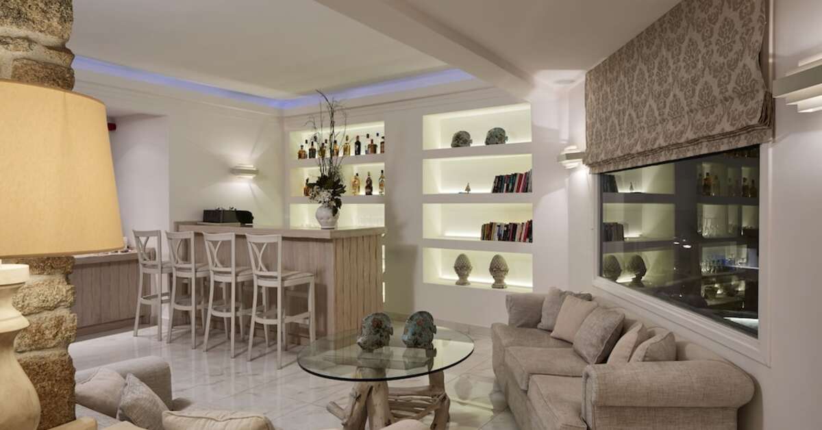 Een foto van het interieur van Petinos Beach Hotel