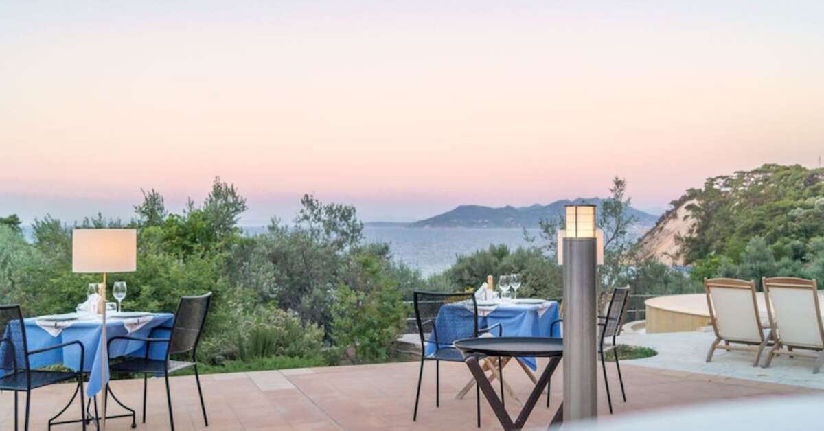 Een foto van het terras bij Armonia Bay Hotel