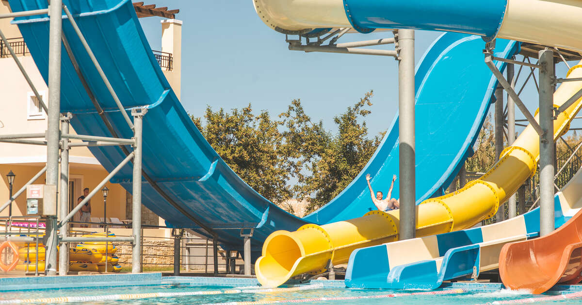 Een foto van het zwembad bij Chrispy Waterpark Resort