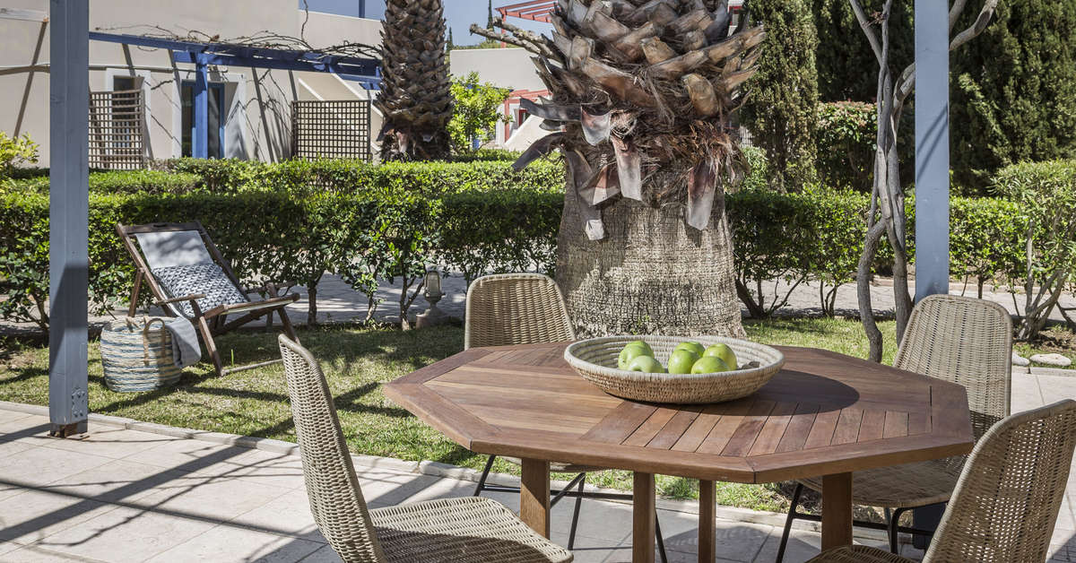 Een foto van het terras bij Avithos Resort