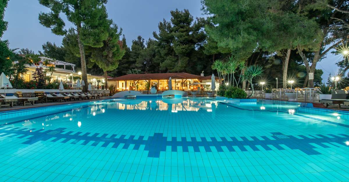 Een foto van het zwembad bij Porfi Beach Hotel