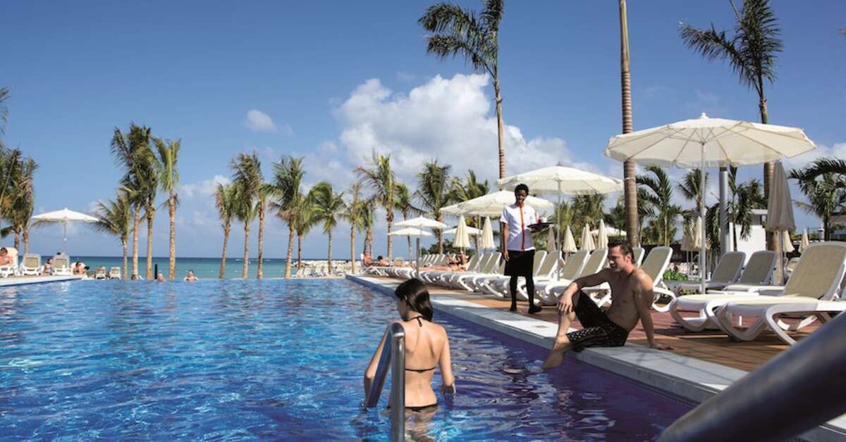 Een foto van het zwembad bij Riu Palace Jamaica