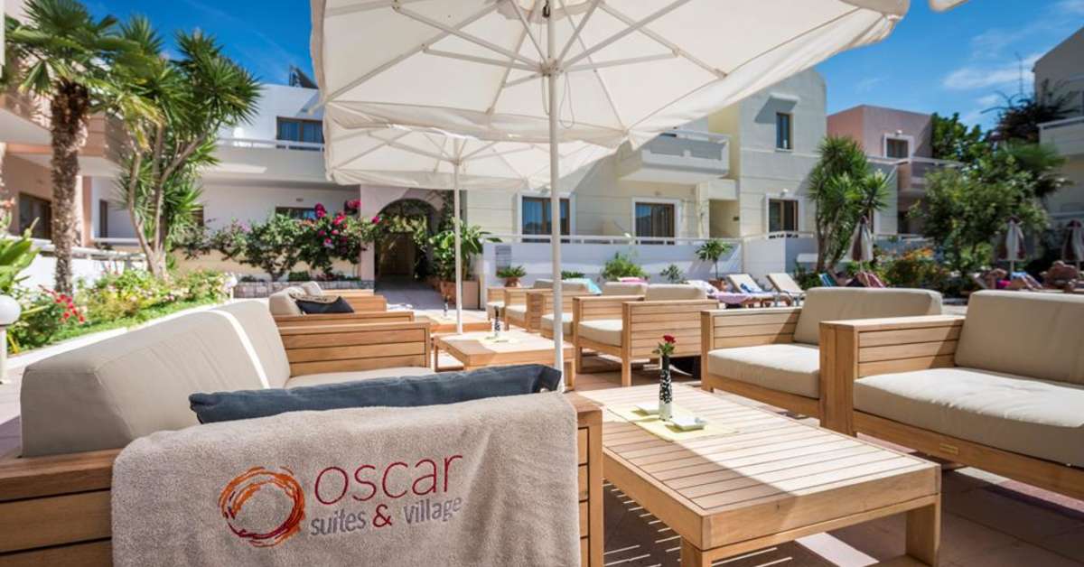Een foto van het terras bij Oscar Village & Suites