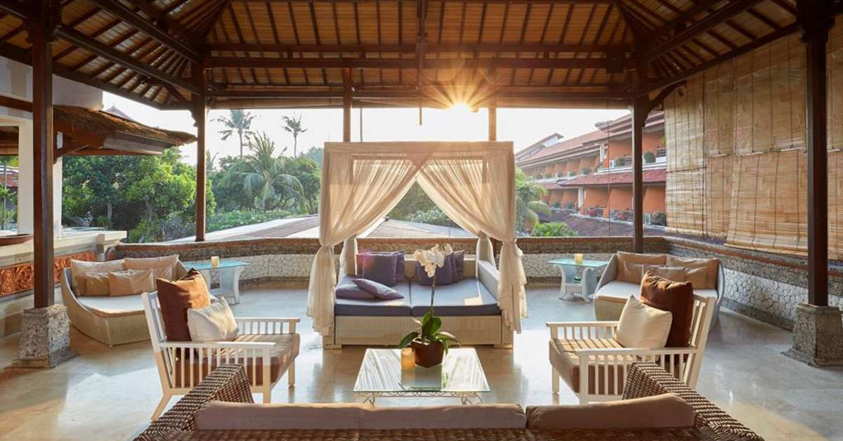 Een foto van het terras bij Sol by Melia Benoa Bali