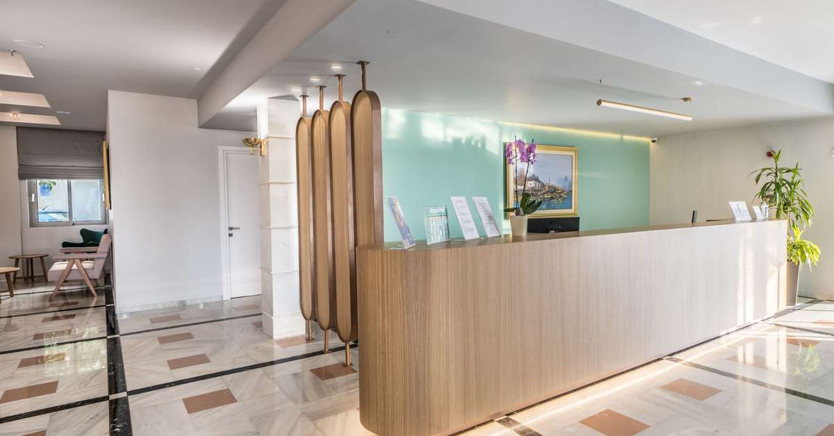 Een foto van het interieur van Adele Beach Hotel