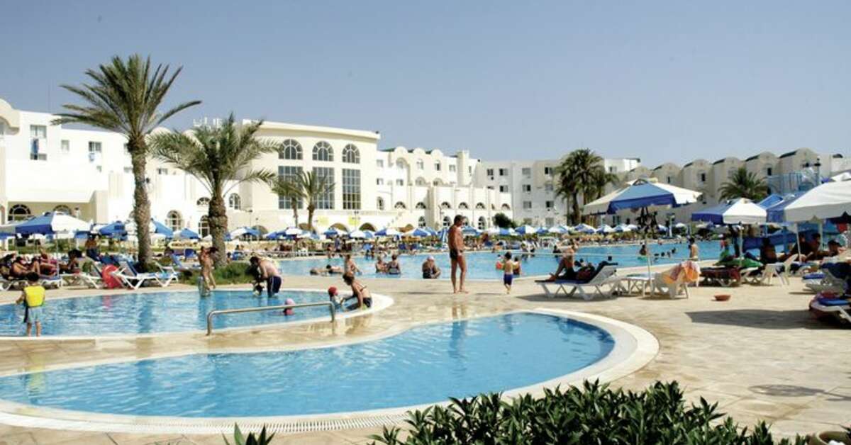 Een foto van het zwembad bij Hotel Djerba Castille