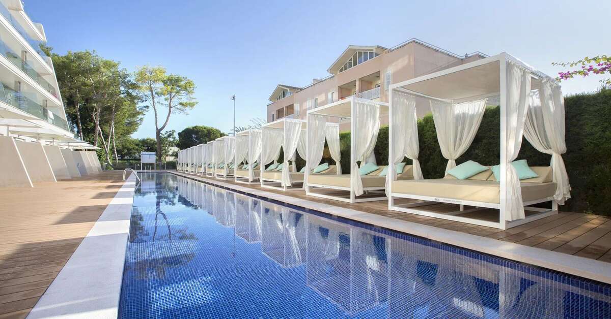 Een foto van het zwembad bij Aparthotel Playa de Muro Suites
