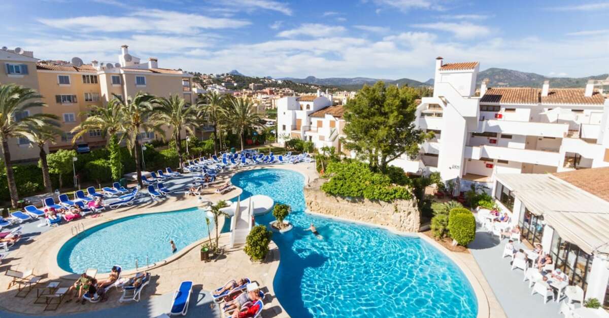 Een foto van het zwembad bij Plazamar Serenity Resort
