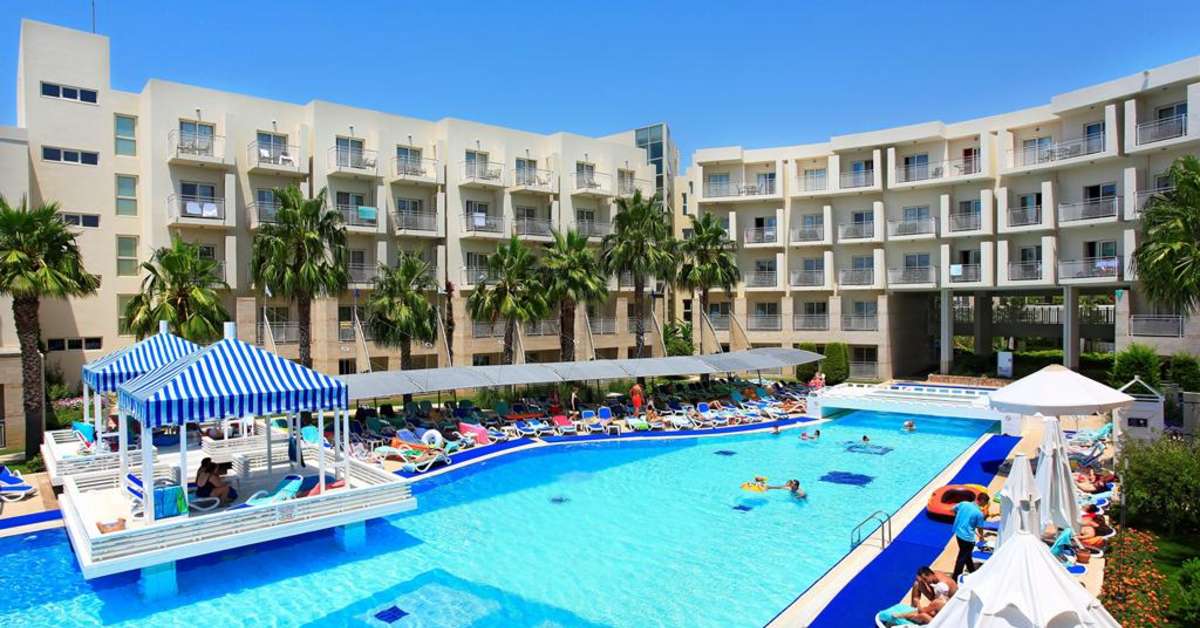 Een foto van het zwembad bij La Blanche Resort & Spa