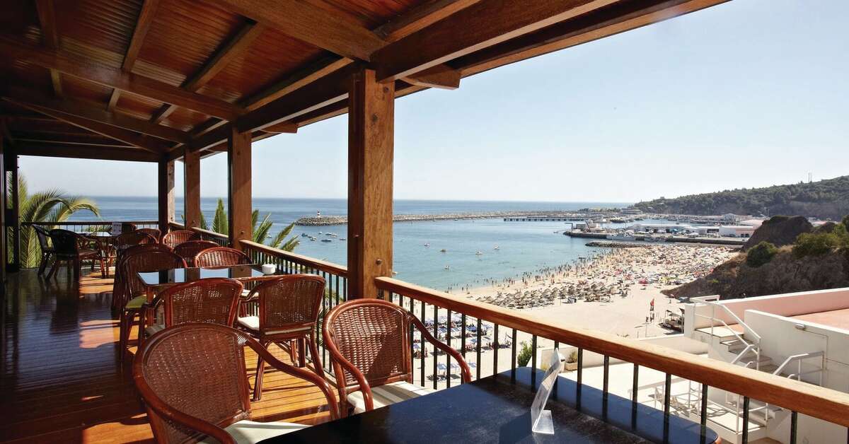 Een foto van het terras bij Hotel Do Mar