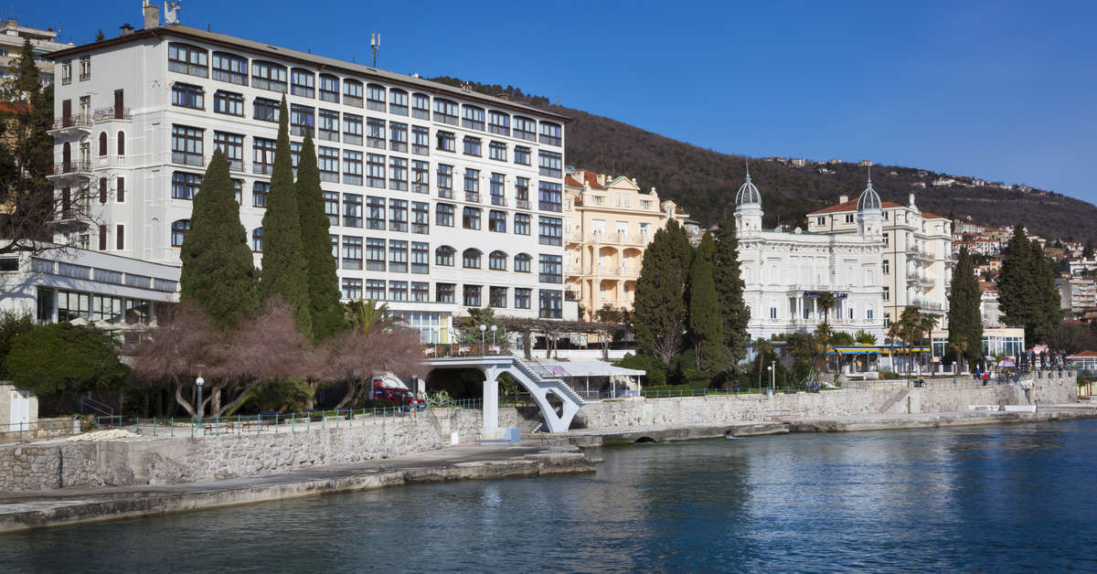 Een foto van de buitenkant van Remisens Hotel Kristal