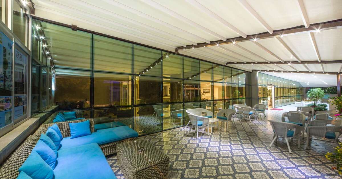 Een foto van het terras bij Kleopatra Atlas Hotel