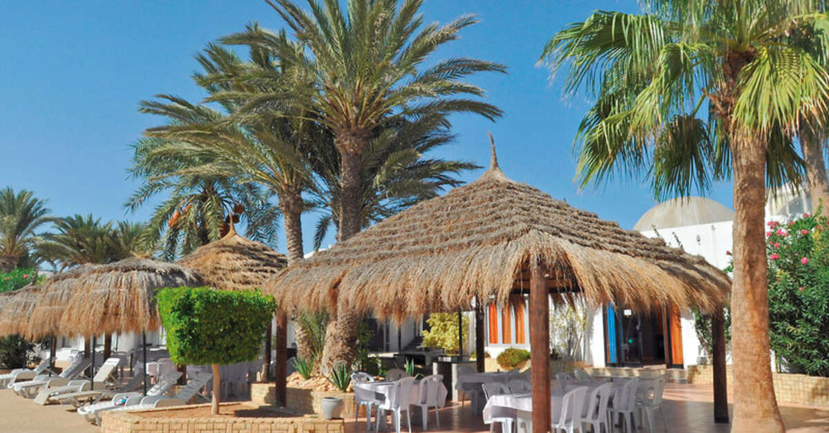 Een foto van het terras bij Cedriana Hotel
