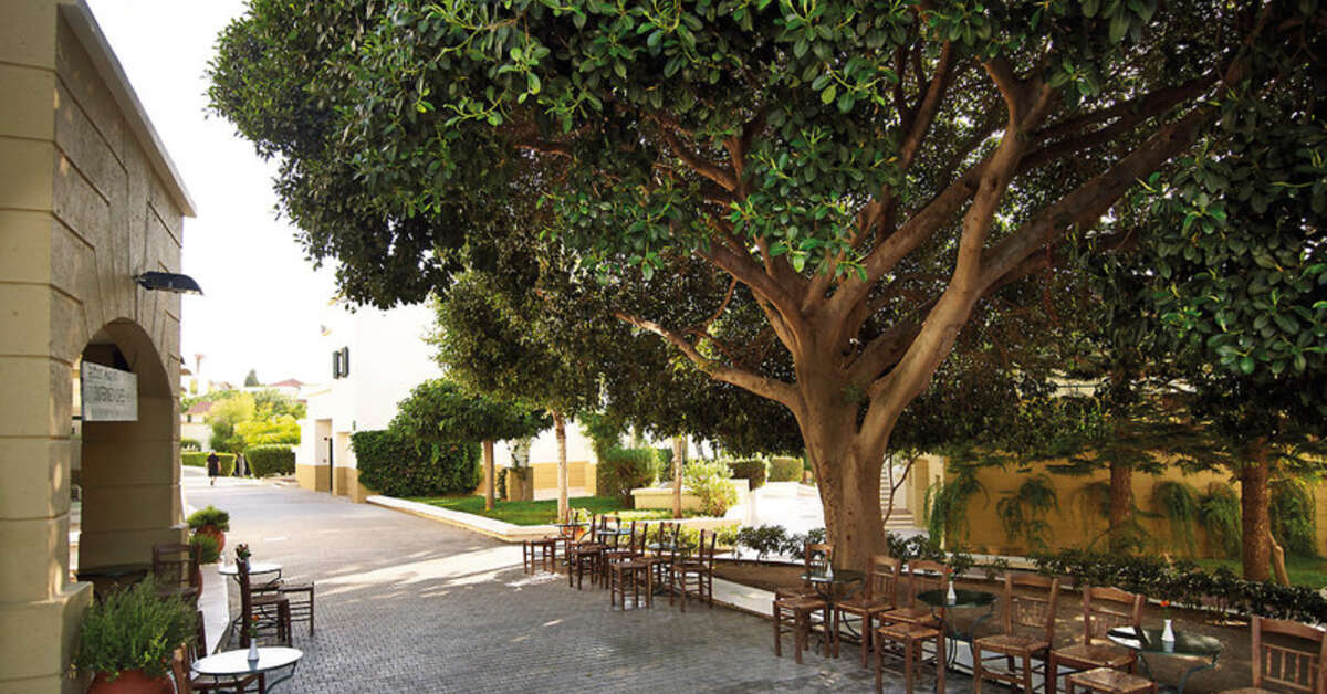 Een foto van het terras bij Mitsis Rodos Maris Resort & Spa