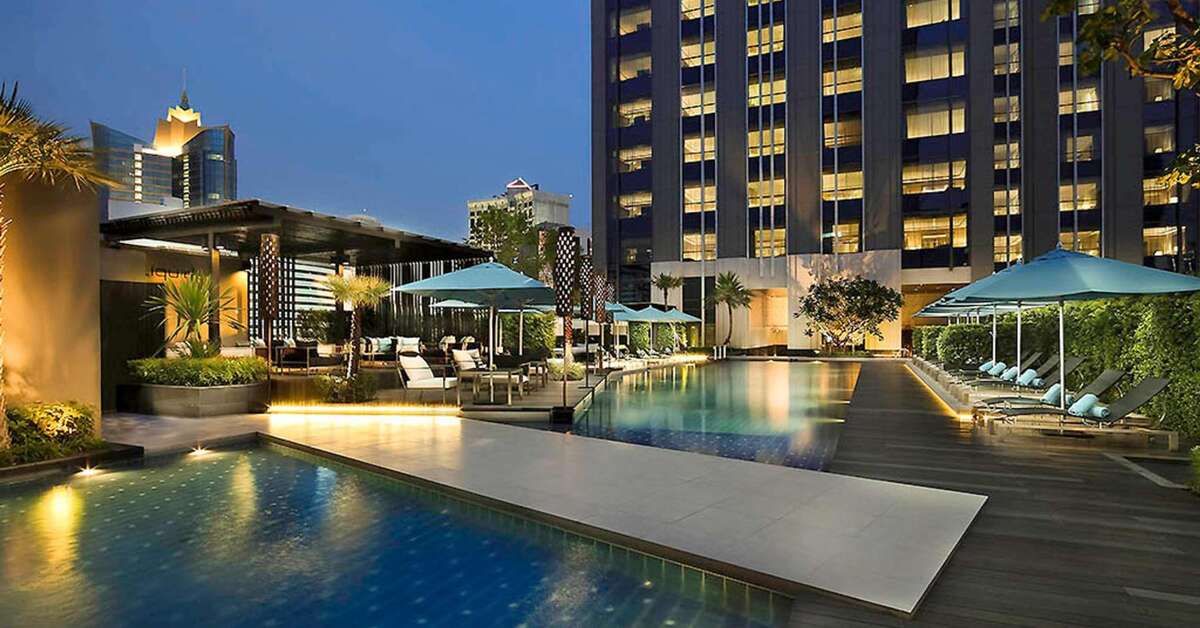 Een foto van het zwembad bij Sofitel Bangkok Sukhumvit