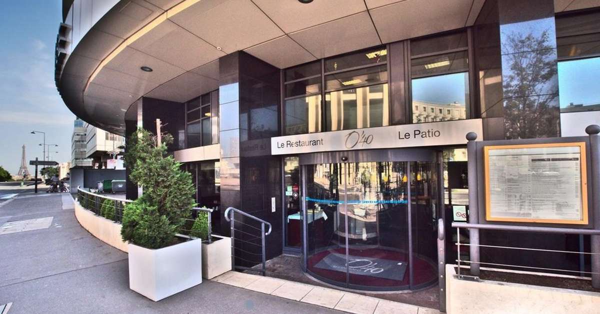 Een foto van de buitenkant van Concorde Montparnasse Hotel