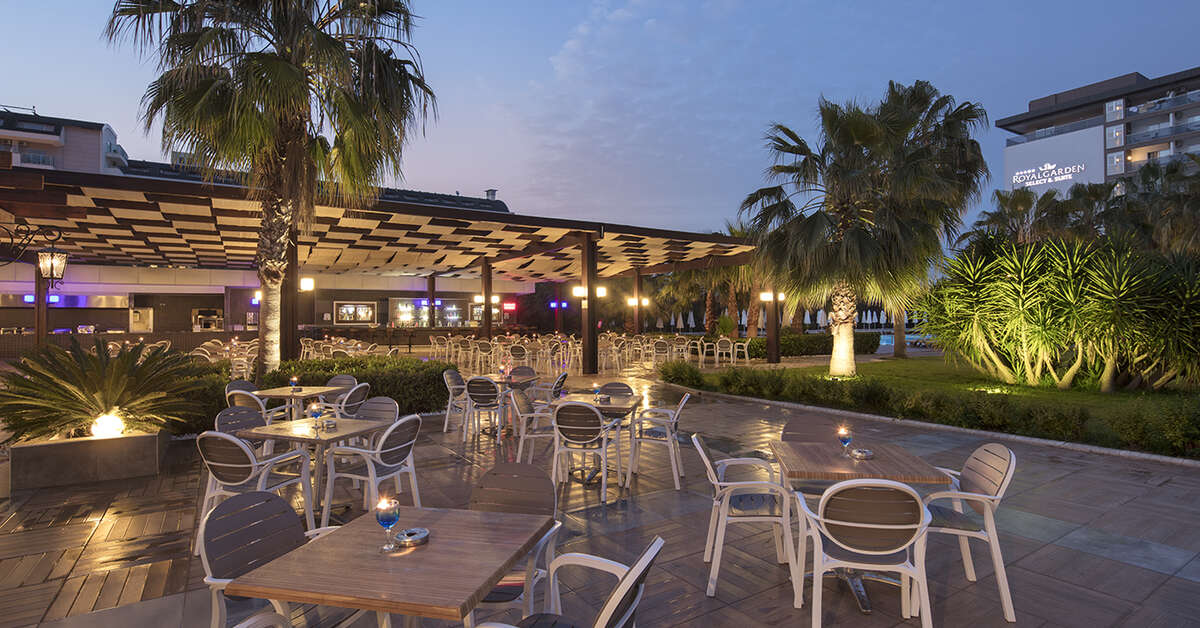 Een foto van het terras bij Royal Garden Beach Hotel
