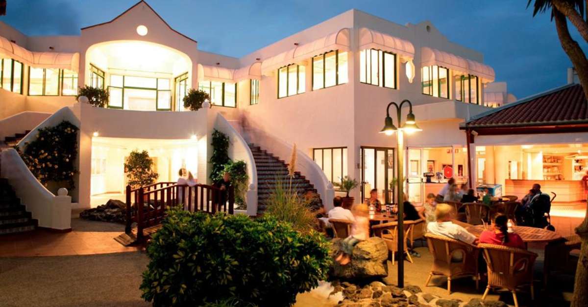 Een foto van het terras bij Robinson Club Esquinzo Playa