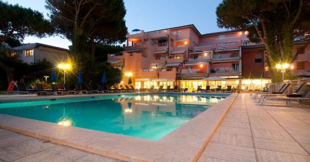 Een foto van het zwembad bij Versilia Palace Hotel