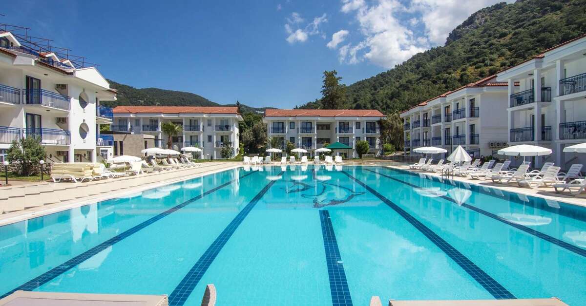 Een foto van het zwembad bij Belcekum Beach Resort