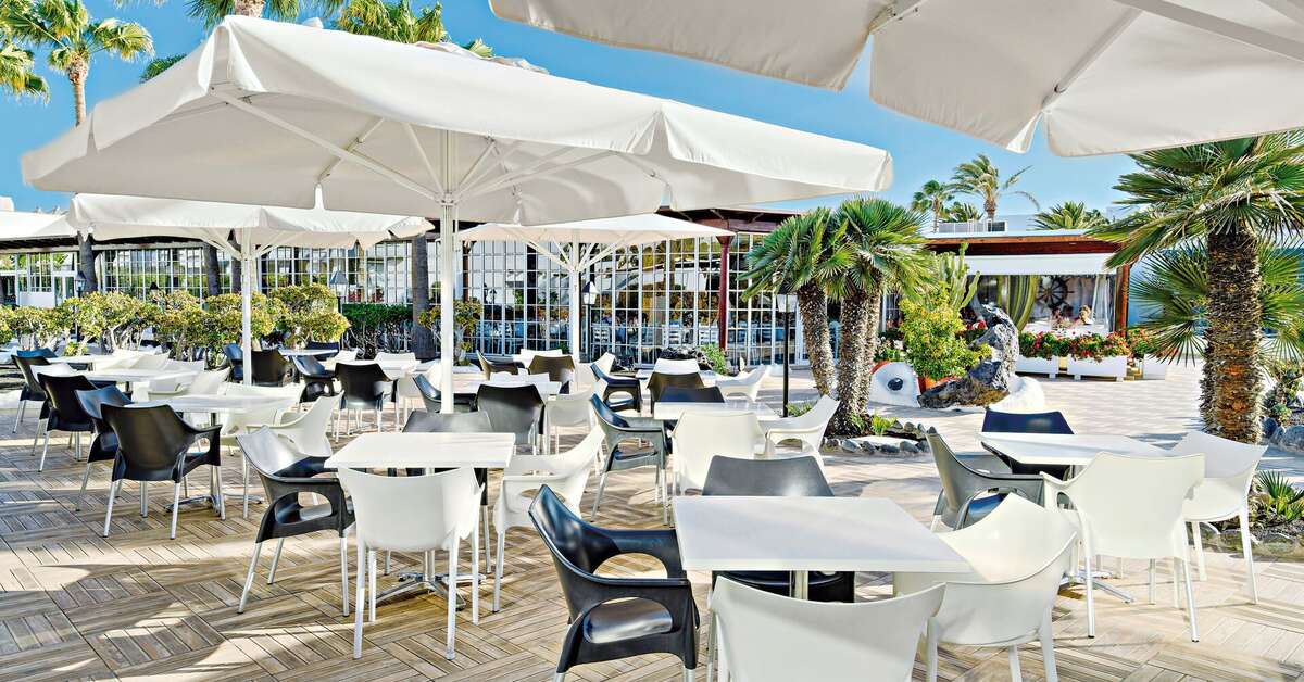 Een foto van het terras bij H10 Suites Lanzarote Gardens